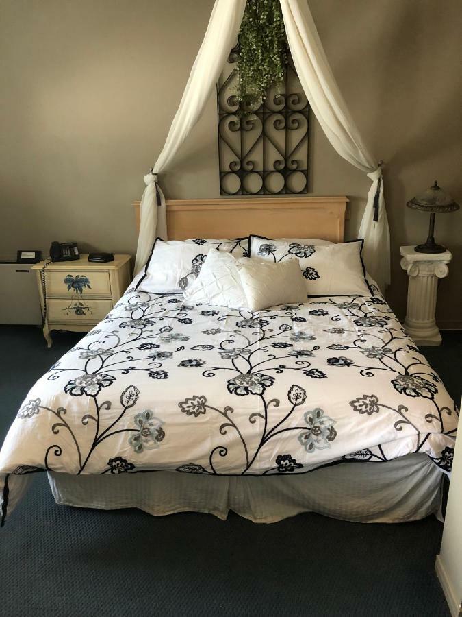 The Bobcaygeon Inn Екстер'єр фото