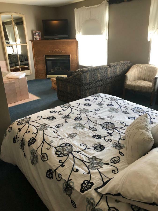 The Bobcaygeon Inn Екстер'єр фото