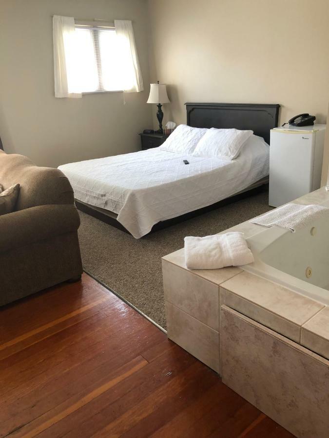 The Bobcaygeon Inn Екстер'єр фото