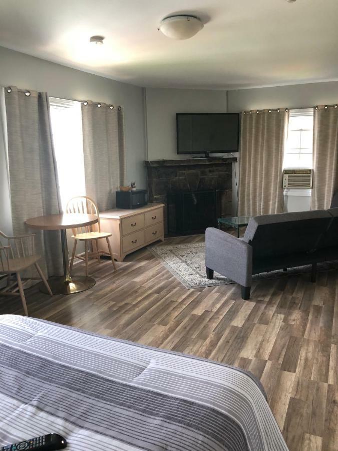 The Bobcaygeon Inn Екстер'єр фото