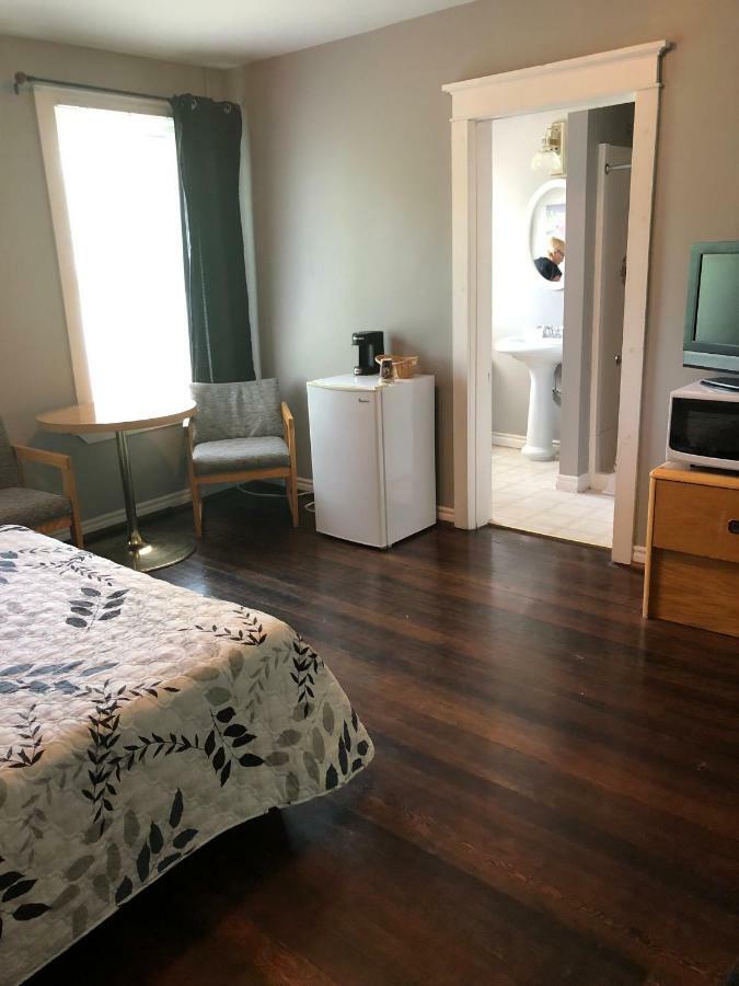 The Bobcaygeon Inn Екстер'єр фото